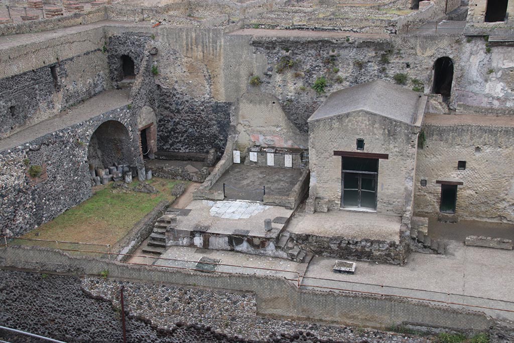 Herculaneum, June 2025. Looking towards the Sacello dei quattro dei, Shrine of the four gods and the Sacello di Venere, Shrine of Venus.
Photo courtesy of Klaus Heese.